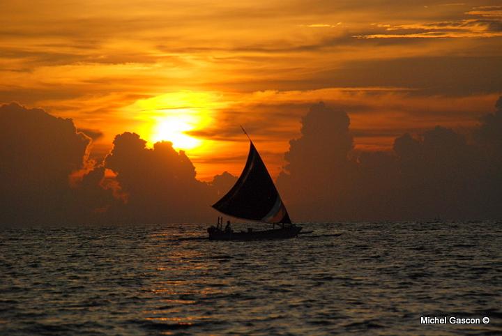 MGA95260.JPG - My captain did not speak a word of English, so by sign I explain to him that I want him to bring us closer to other fishing boat and with the sun behind these boats, he skillfully obliged me and I brought back a couple good shots.