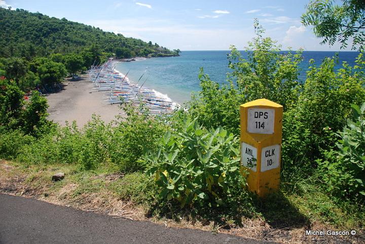 MGA95550.JPG - Michel Gascon(©) Denpasar 114 km, usefull road sign easy to miss.