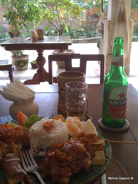 MGA90015.JPG - Typical Balinese meal and the cool beer, perfect afternoon at Cafe Darma on our street Jalan Kajun in Ubud. Michel is getting more relaxed.