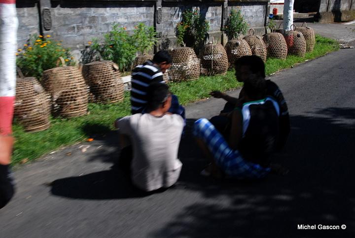 MGA93167.jpg - MEn sitting in the street, narrow norrow street, remember. aaarrrgggghhhh ! Fighting coqs along the road waiting for their 5 minutes of fames before a horrible death.