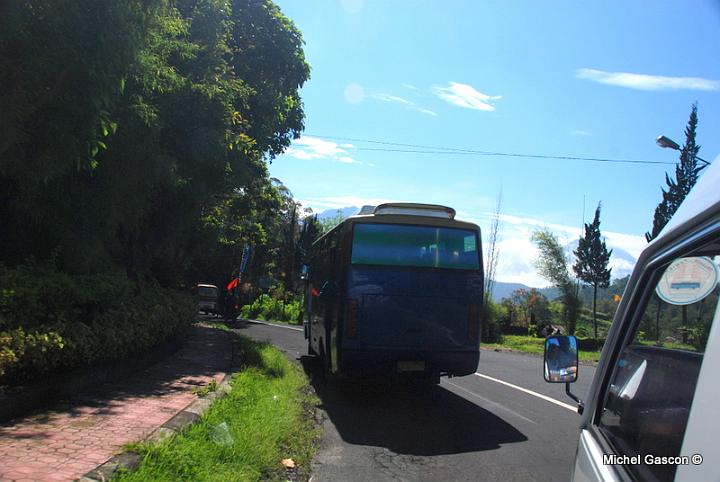 MGA93181.jpg - Real buses use the narrow road too. aaaaarrrggghh !