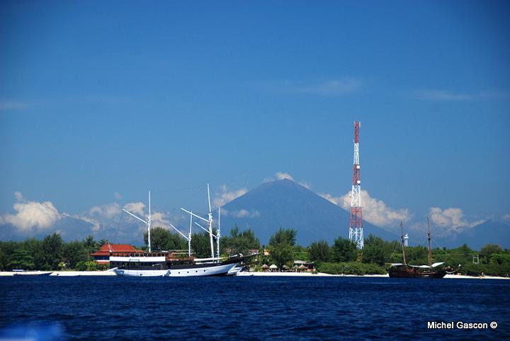 MGA94614.JPG - Mount Agong, on Bali Island, Gili ??? in the front